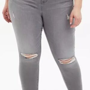 New - Torrid - Bombshell Skinny Super Soft High-Rise Destructed Jean - 20R